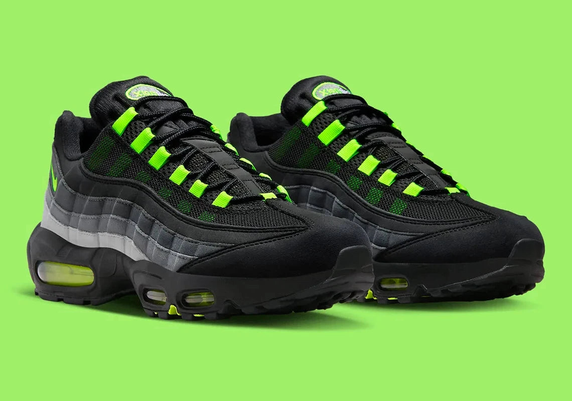 Nike Air Max 95 Black Neon FV4710-001, sneaker noire et grise en mesh et suède avec détails Volt et unités Nike Air visibles.
