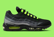 Nike Air Max 95 Black Neon FV4710-001, sneaker noire et grise en mesh et suède avec détails Volt et unités Nike Air visibles.