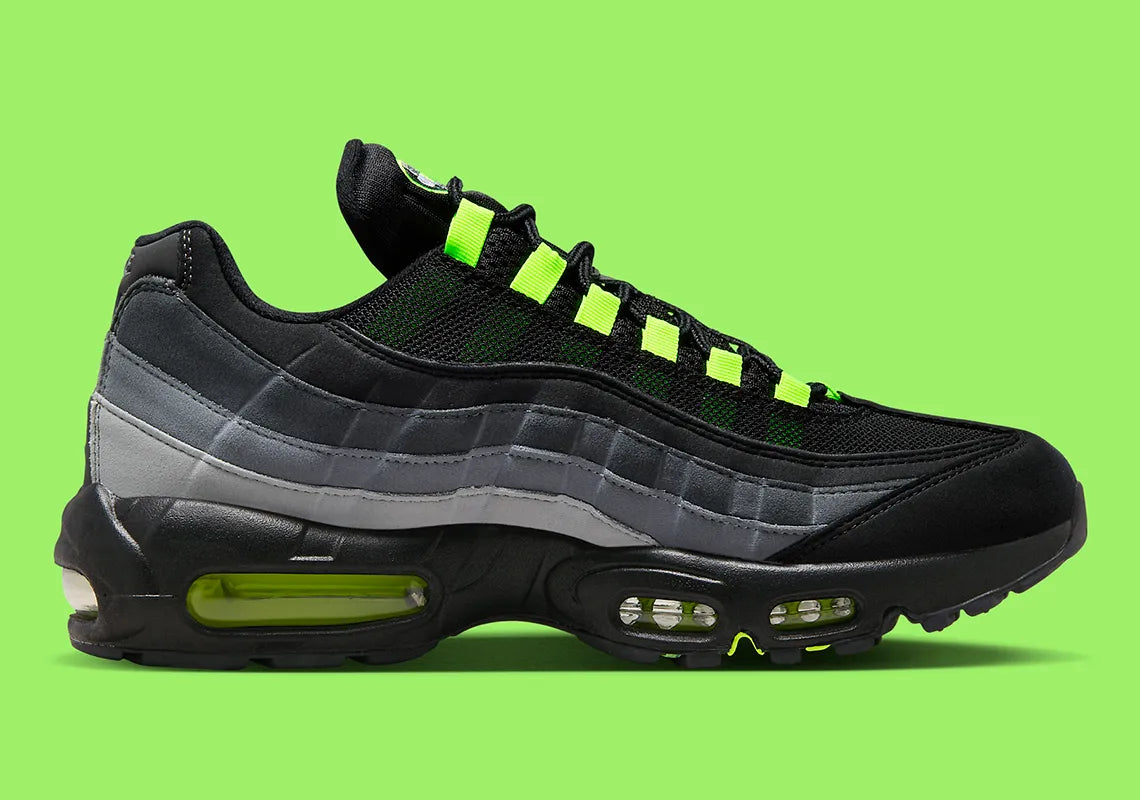 Nike Air Max 95 Black Neon FV4710-001, sneaker noire et grise en mesh et suède avec détails Volt et unités Nike Air visibles.
