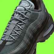 Nike Air Max 95 OG Big Bubble Black Lime Blast Anthracite, sneaker noire et anthracite avec détails vert Lime Blast et unités Max Air visibles.