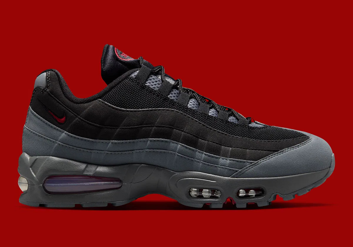 Nike Air Max 95 Smoke Grey DH9792-100, sneaker grise et blanche avec détails rouges, motifs japonais et unités Nike Air visibles.