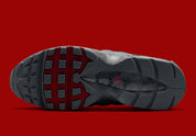 Nike Air Max 95 Smoke Grey DH9792-100, sneaker grise et blanche avec détails rouges, motifs japonais et unités Nike Air visibles.