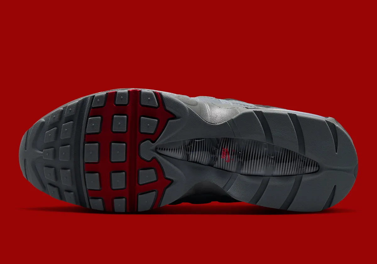 Nike Air Max 95 Smoke Grey DH9792-100, sneaker grise et blanche avec détails rouges, motifs japonais et unités Nike Air visibles.