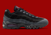 Nike Air Max 95 Smoke Grey DH9792-100, sneaker grise et blanche avec détails rouges, motifs japonais et unités Nike Air visibles.