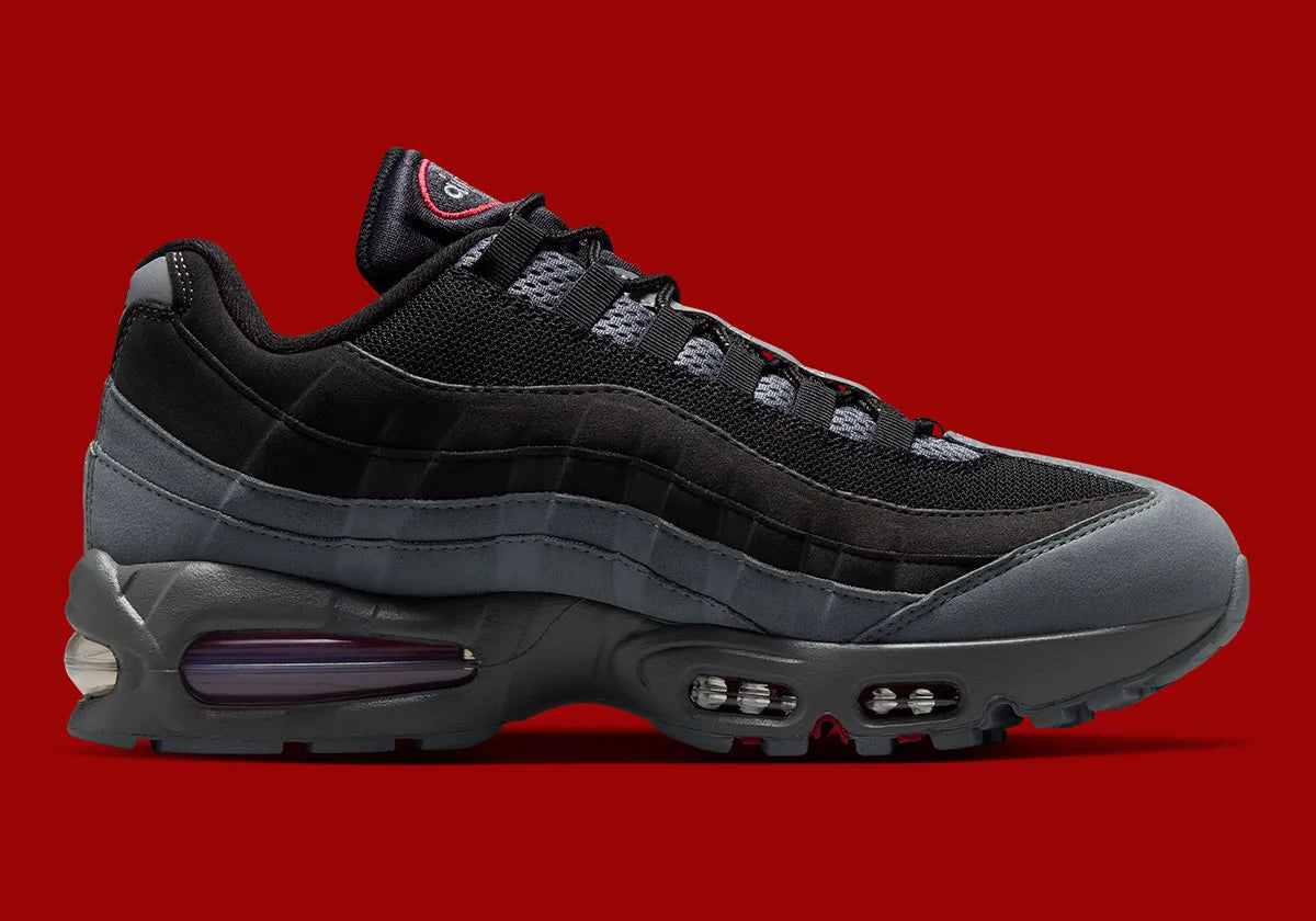 Nike Air Max 95 Smoke Grey DH9792-100, sneaker grise et blanche avec détails rouges, motifs japonais et unités Nike Air visibles.