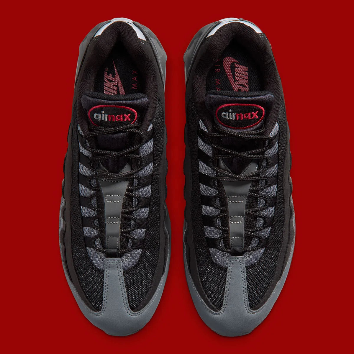 Nike Air Max 95 Smoke Grey DH9792-100, sneaker grise et blanche avec détails rouges, motifs japonais et unités Nike Air visibles.