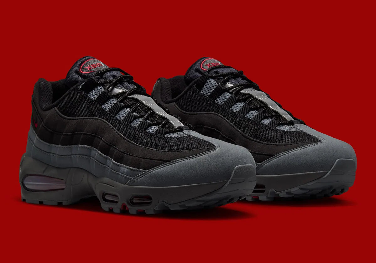 Nike Air Max 95 Smoke Grey DH9792-100, sneaker grise et blanche avec détails rouges, motifs japonais et unités Nike Air visibles.