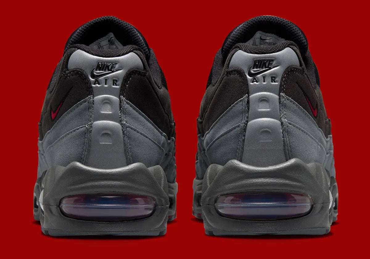 Nike Air Max 95 Smoke Grey DH9792-100, sneaker grise et blanche avec détails rouges, motifs japonais et unités Nike Air visibles.