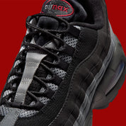Nike Air Max 95 Smoke Grey DH9792-100, sneaker grise et blanche avec détails rouges, motifs japonais et unités Nike Air visibles.