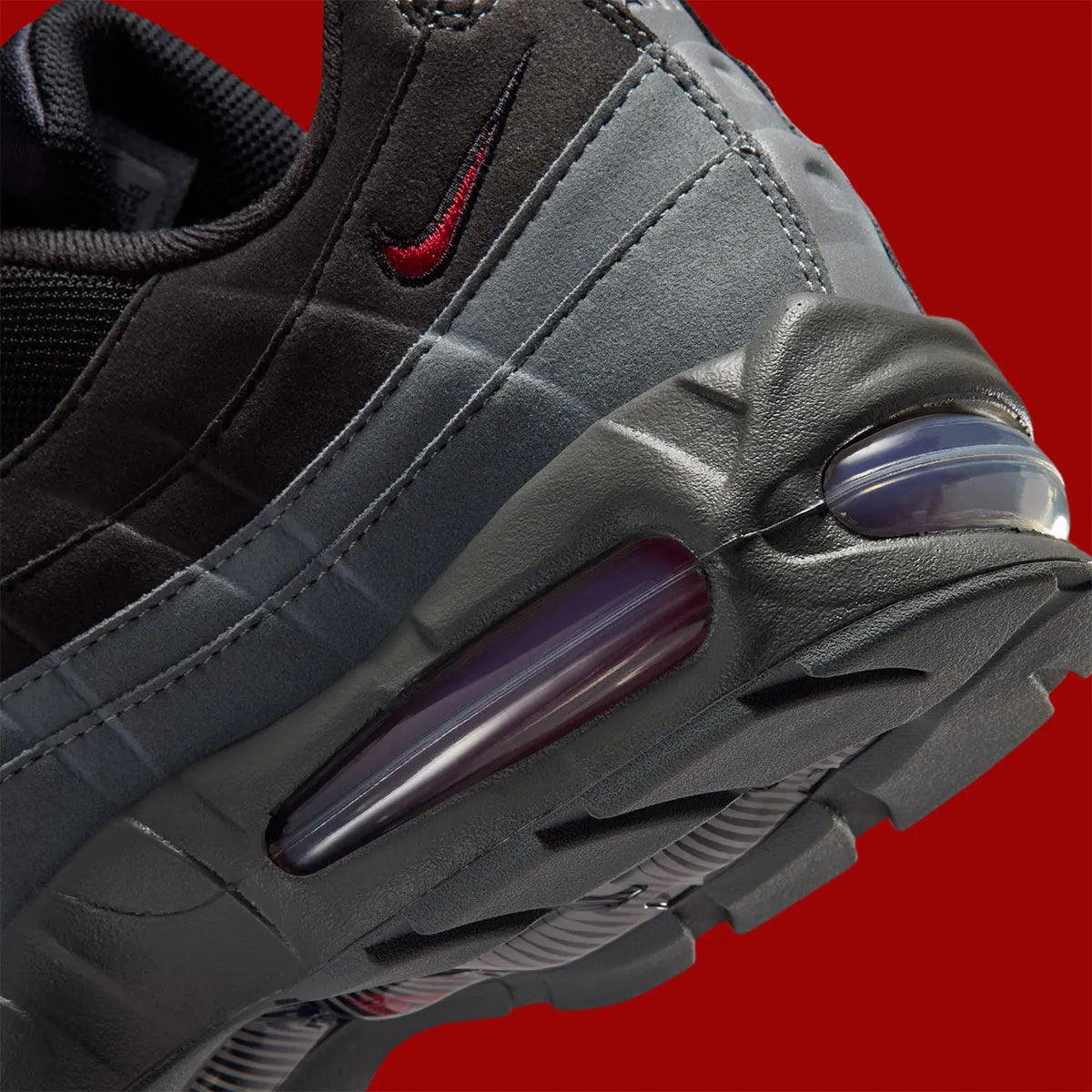 Nike Air Max 95 Smoke Grey DH9792-100, sneaker grise et blanche avec détails rouges, motifs japonais et unités Nike Air visibles.