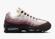 Sneakers Nike Air Max 95 Big Bubble Tattoo Light Violet Ore en matériaux premium avec détails graphiques artistiques et unité Air visible iconique vue de profil. 