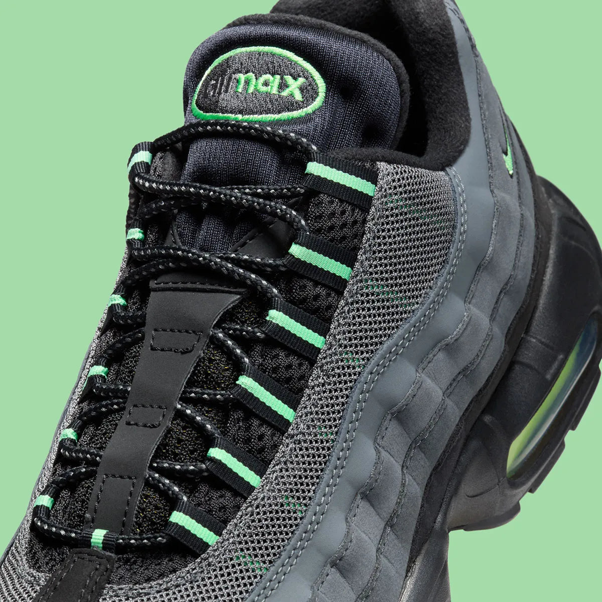 Nike Air Max 95 Vapor Green noire et grise avec panneaux superposés, détails vert Vapor Green et unités Nike Air visibles.