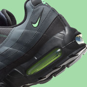 Nike Air Max 95 Vapor Green noire et grise avec panneaux superposés, détails vert Vapor Green et unités Nike Air visibles.