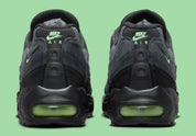 Nike Air Max 95 Vapor Green noire et grise avec panneaux superposés, détails vert Vapor Green et unités Nike Air visibles.