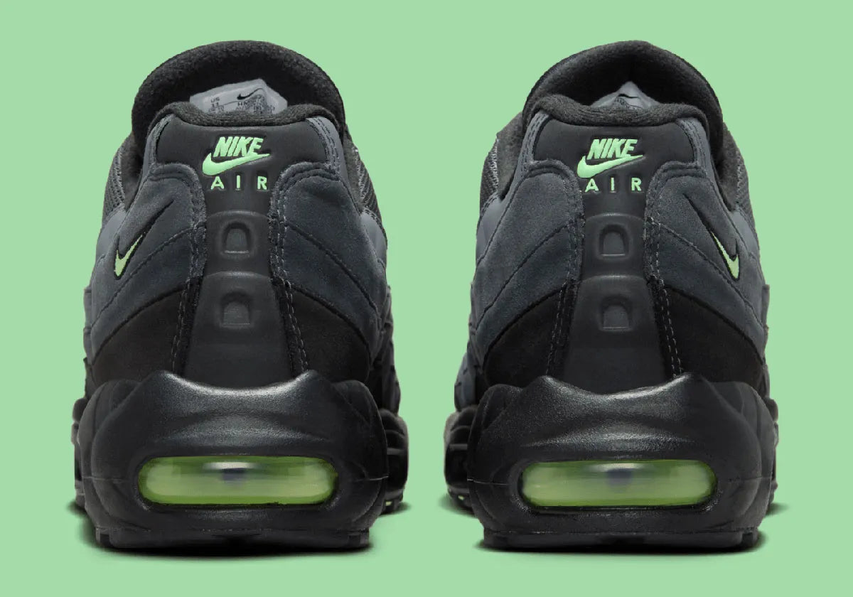 Nike Air Max 95 Vapor Green noire et grise avec panneaux superposés, détails vert Vapor Green et unités Nike Air visibles.