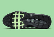Nike Air Max 95 Vapor Green noire et grise avec panneaux superposés, détails vert Vapor Green et unités Nike Air visibles.