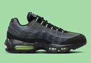 Nike Air Max 95 Vapor Green noire et grise avec panneaux superposés, détails vert Vapor Green et unités Nike Air visibles.