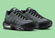 Nike Air Max 95 Vapor Green noire et grise avec panneaux superposés, détails vert Vapor Green et unités Nike Air visibles.