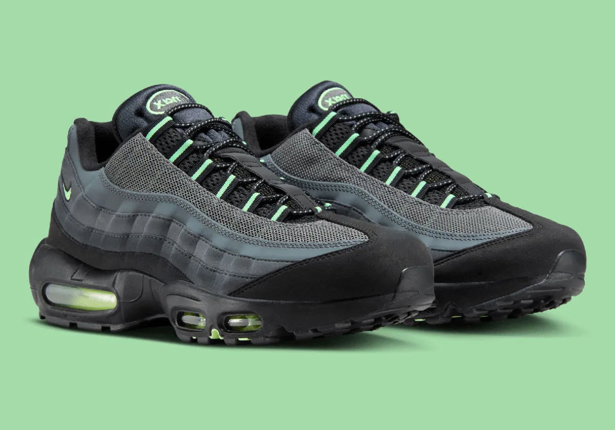 Nike Air Max 95 Vapor Green noire et grise avec panneaux superposés, détails vert Vapor Green et unités Nike Air visibles.