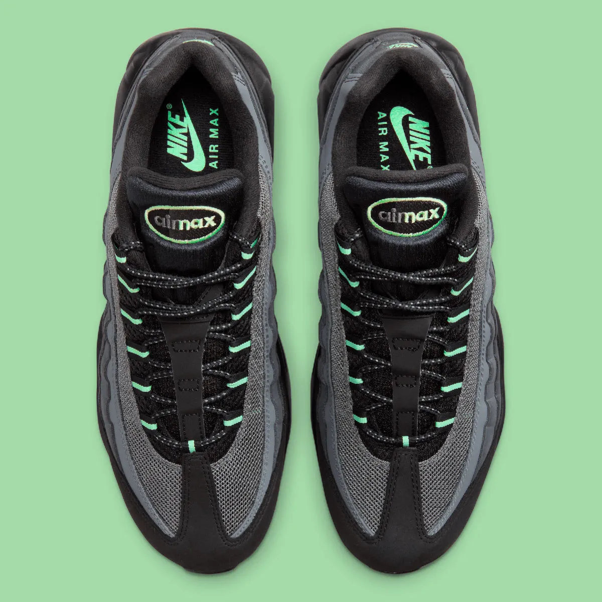Nike Air Max 95 Vapor Green noire et grise avec panneaux superposés, détails vert Vapor Green et unités Nike Air visibles.