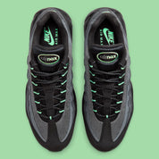 Nike Air Max 95 Vapor Green noire et grise avec panneaux superposés, détails vert Vapor Green et unités Nike Air visibles.