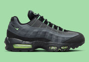 Nike Air Max 95 Vapor Green noire et grise avec panneaux superposés, détails vert Vapor Green et unités Nike Air visibles.