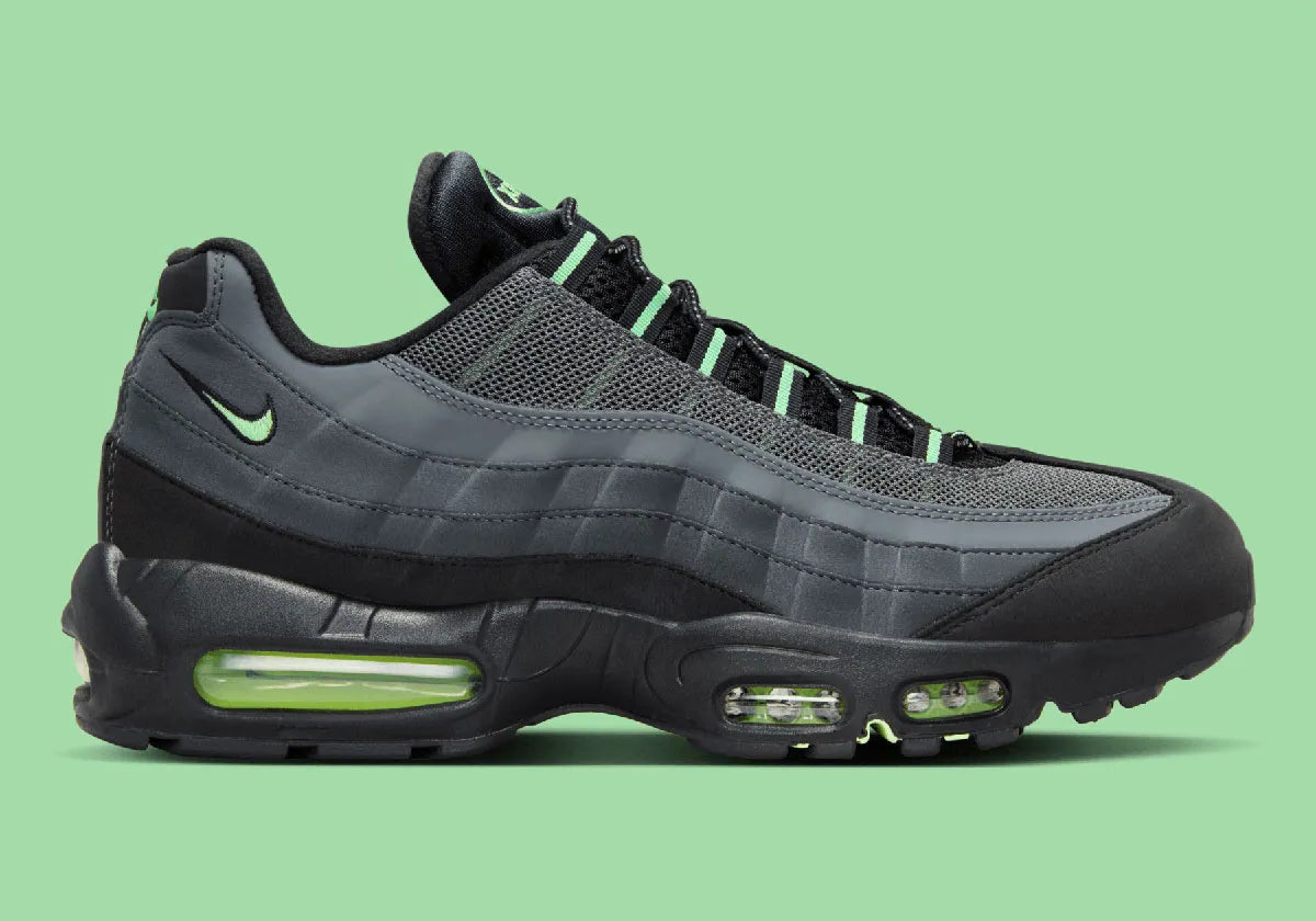 Nike Air Max 95 Vapor Green noire et grise avec panneaux superposés, détails vert Vapor Green et unités Nike Air visibles.