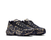Sneakers Nike Air Max 95 Cavaliers Empt Blackened Blue en mesh technique sombre avec unités Air visibles et design ondulé iconique.Vue de profil