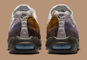 Nike Air Max 95 Unearthed beige et marron avec panneaux multicouches Summit White, Cacao Wow et Velvet Brown et unités Air bleues visibles.