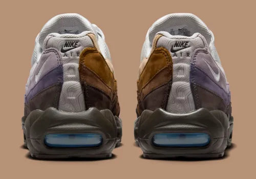 Nike Air Max 95 Unearthed beige et marron avec panneaux multicouches Summit White, Cacao Wow et Velvet Brown et unités Air bleues visibles.
