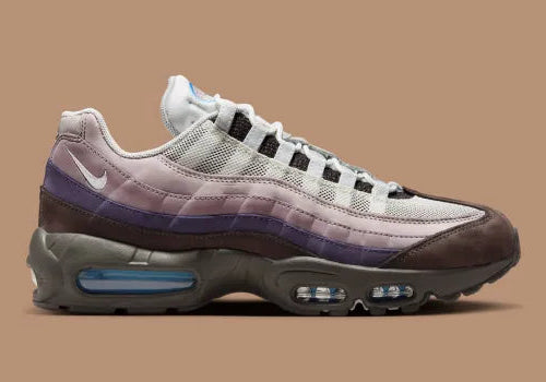 Nike Air Max 95 Unearthed beige et marron avec panneaux multicouches Summit White, Cacao Wow et Velvet Brown et unités Air bleues visibles.