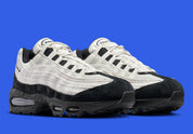 Nike Air Max 95 Big Bubble City Pack Paris Atelier, sneaker en toile claire à bords bruts avec détails Racer Blue et unités Max Air visibles.