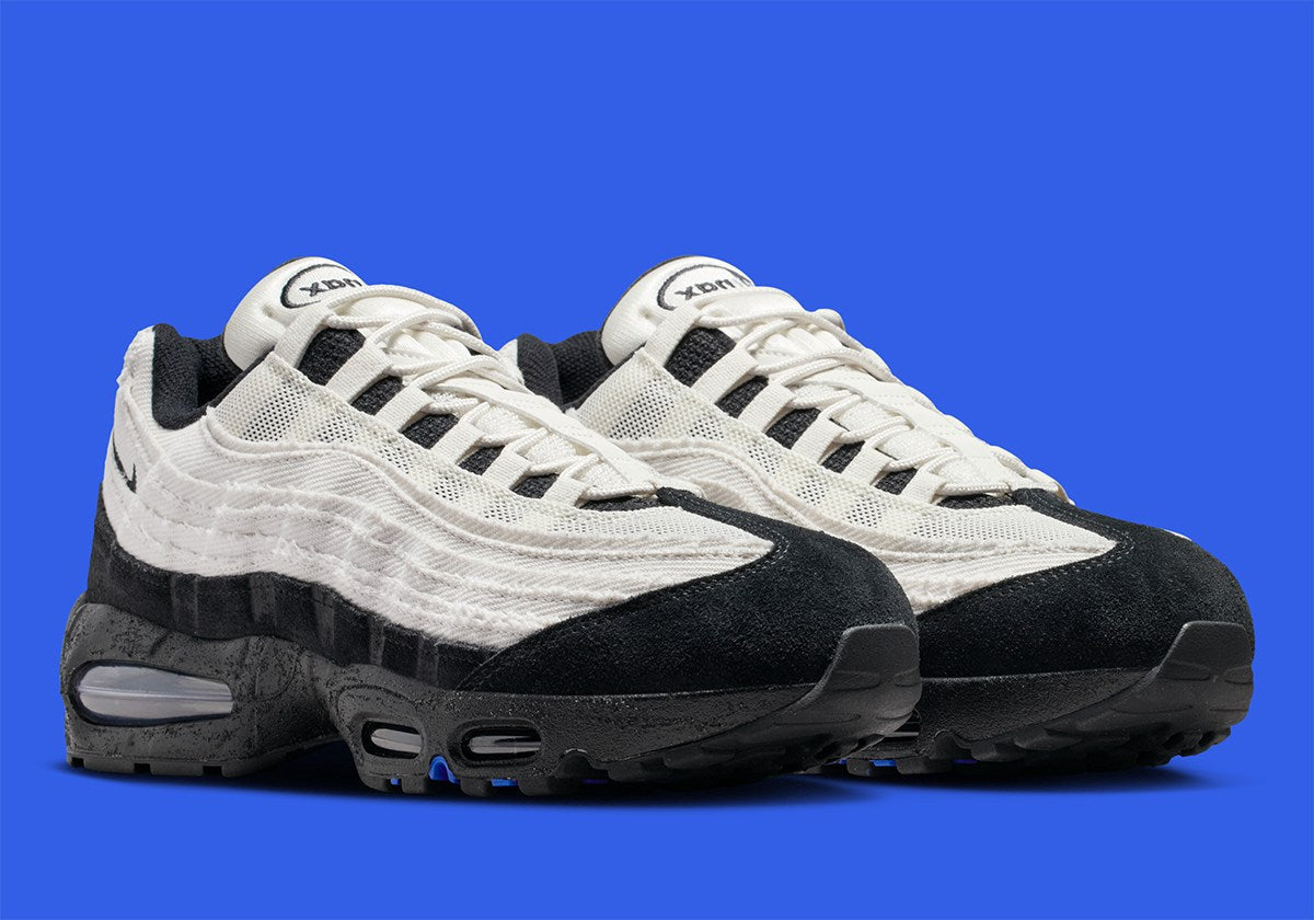 Nike Air Max 95 Big Bubble City Pack Paris Atelier, sneaker en toile claire à bords bruts avec détails Racer Blue et unités Max Air visibles.