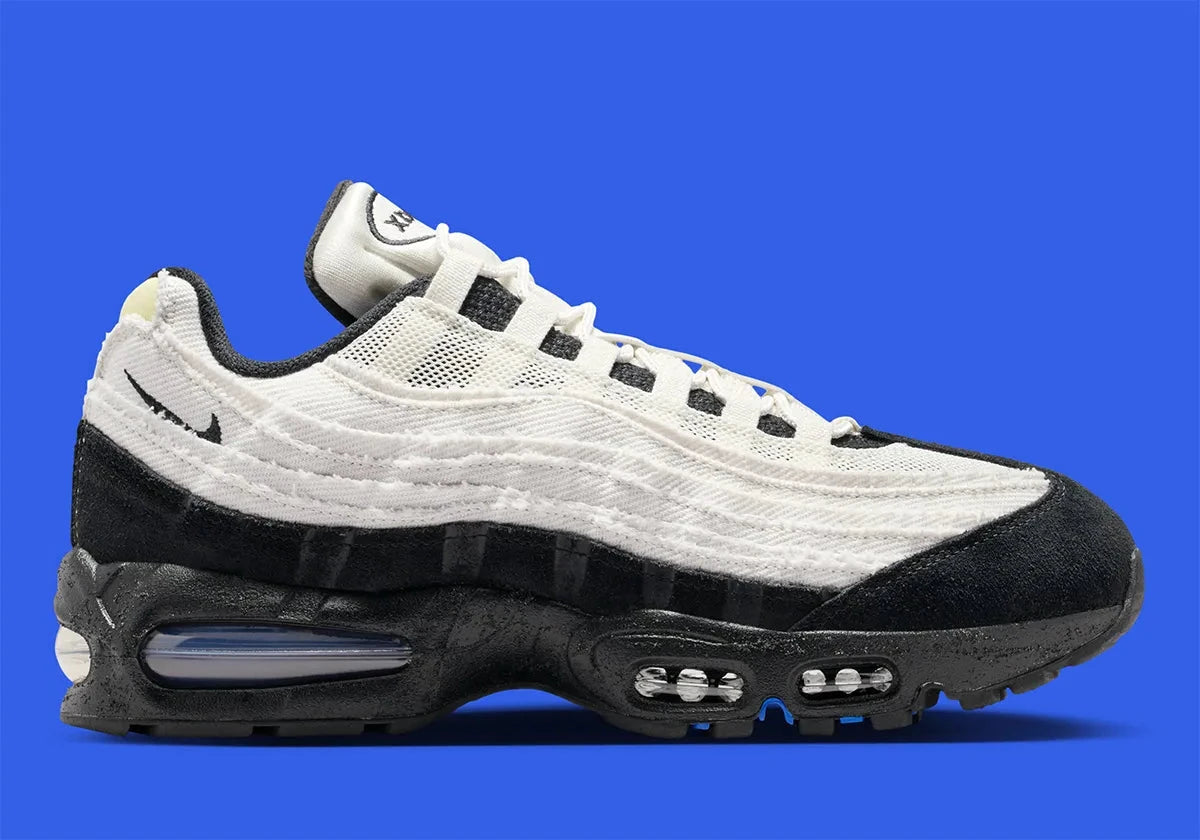 Nike Air Max 95 Big Bubble City Pack Paris Atelier, sneaker en toile claire à bords bruts avec détails Racer Blue et unités Max Air visibles.