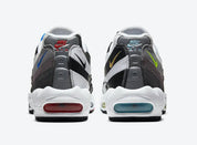 Nike Air Max 95 Greedy 2020 multicolore avec panneaux noirs et gris, touches néon, rouges et bleues, empeigne en mesh, daim et cuir vue de derrière. 