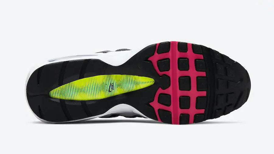Nike Air Max 95 Greedy 2020 multicolore avec panneaux noirs et gris, touches néon, rouges et bleues, empeigne en mesh, daim et cuir vue de dessous. 