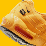 Sneakers Nike Air Max 95 NYC Taxi jaunes et noires en mesh et matières synthétiques avec amorti Air Max visible. Zoom arrière 