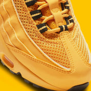 Sneakers Nike Air Max 95 NYC Taxi jaunes et noires en mesh et matières synthétiques avec amorti Air Max visible. Zoom avant 