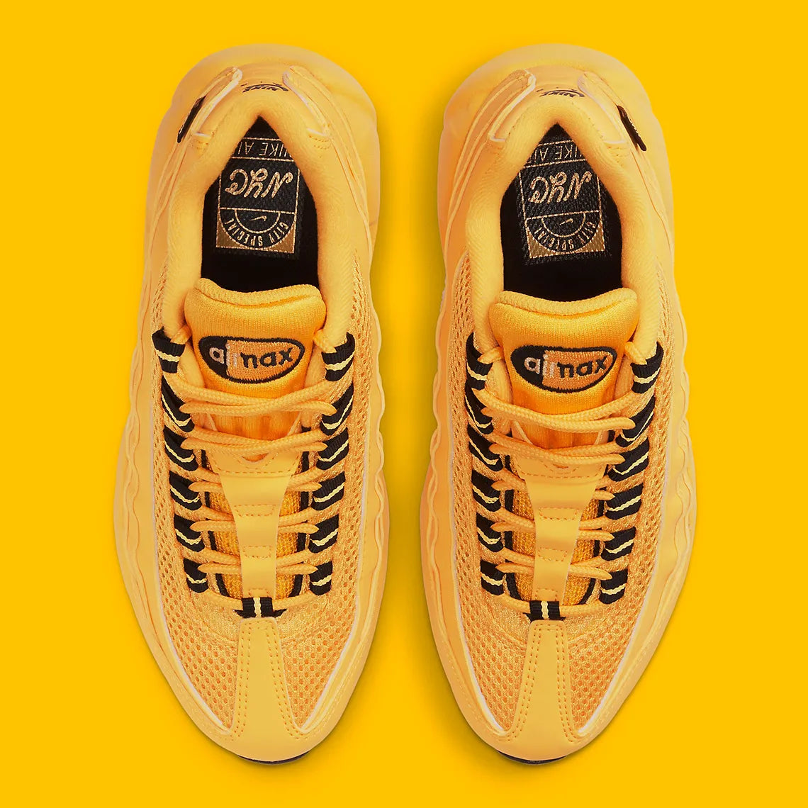 Sneakers Nike Air Max 95 NYC Taxi jaunes et noires en mesh et matières synthétiques avec amorti Air Max visible. Vue du dessus 