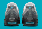Nike Air Max 95 Baltic Blue, sneaker grise Iron Grey et Smoke Grey avec détails bleu Baltic et unités Nike Air visibles.