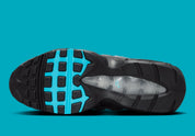 Nike Air Max 95 Baltic Blue, sneaker grise Iron Grey et Smoke Grey avec détails bleu Baltic et unités Nike Air visibles.