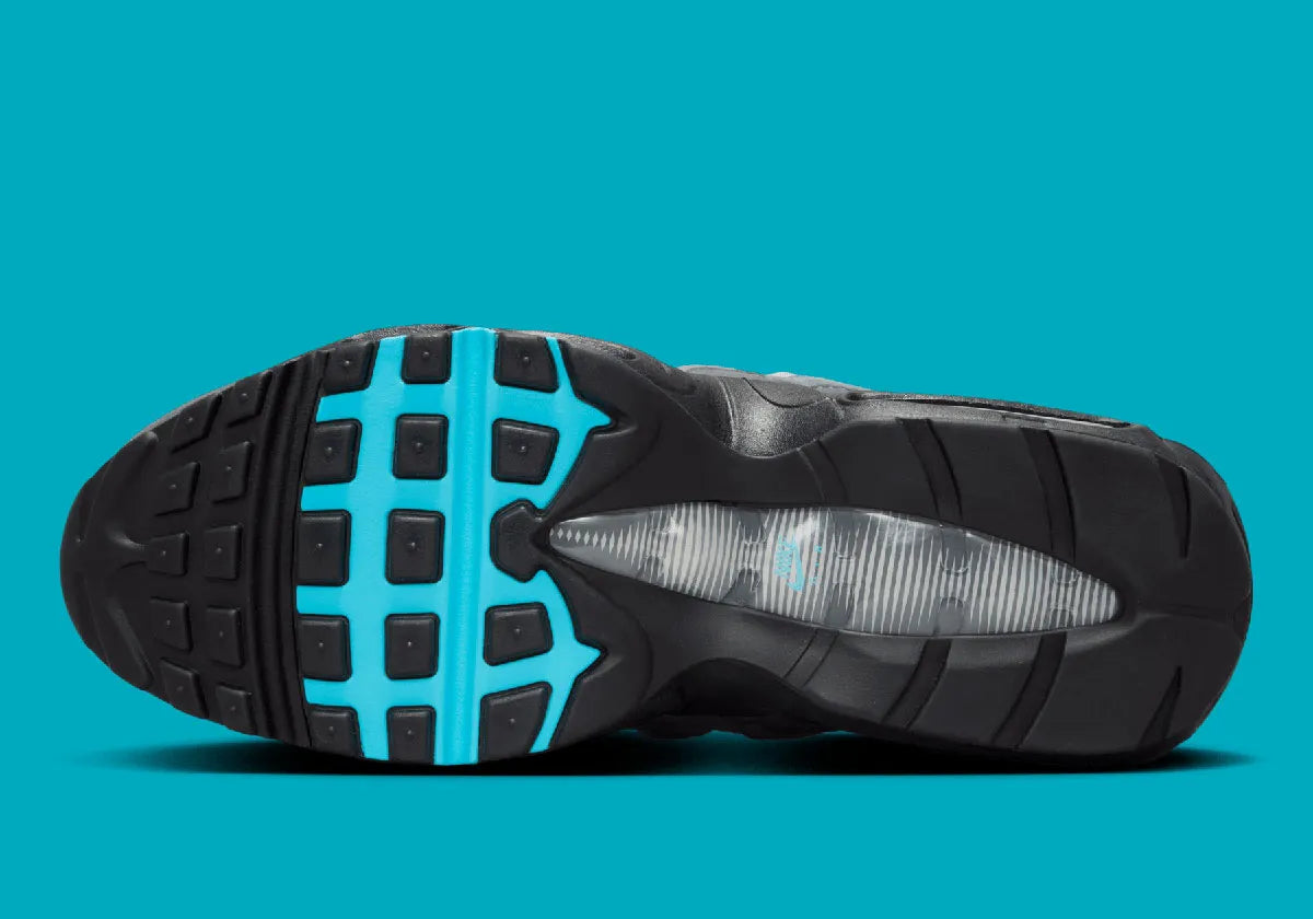 Nike Air Max 95 Baltic Blue, sneaker grise Iron Grey et Smoke Grey avec détails bleu Baltic et unités Nike Air visibles.
