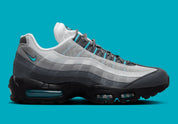Nike Air Max 95 Baltic Blue, sneaker grise Iron Grey et Smoke Grey avec détails bleu Baltic et unités Nike Air visibles.