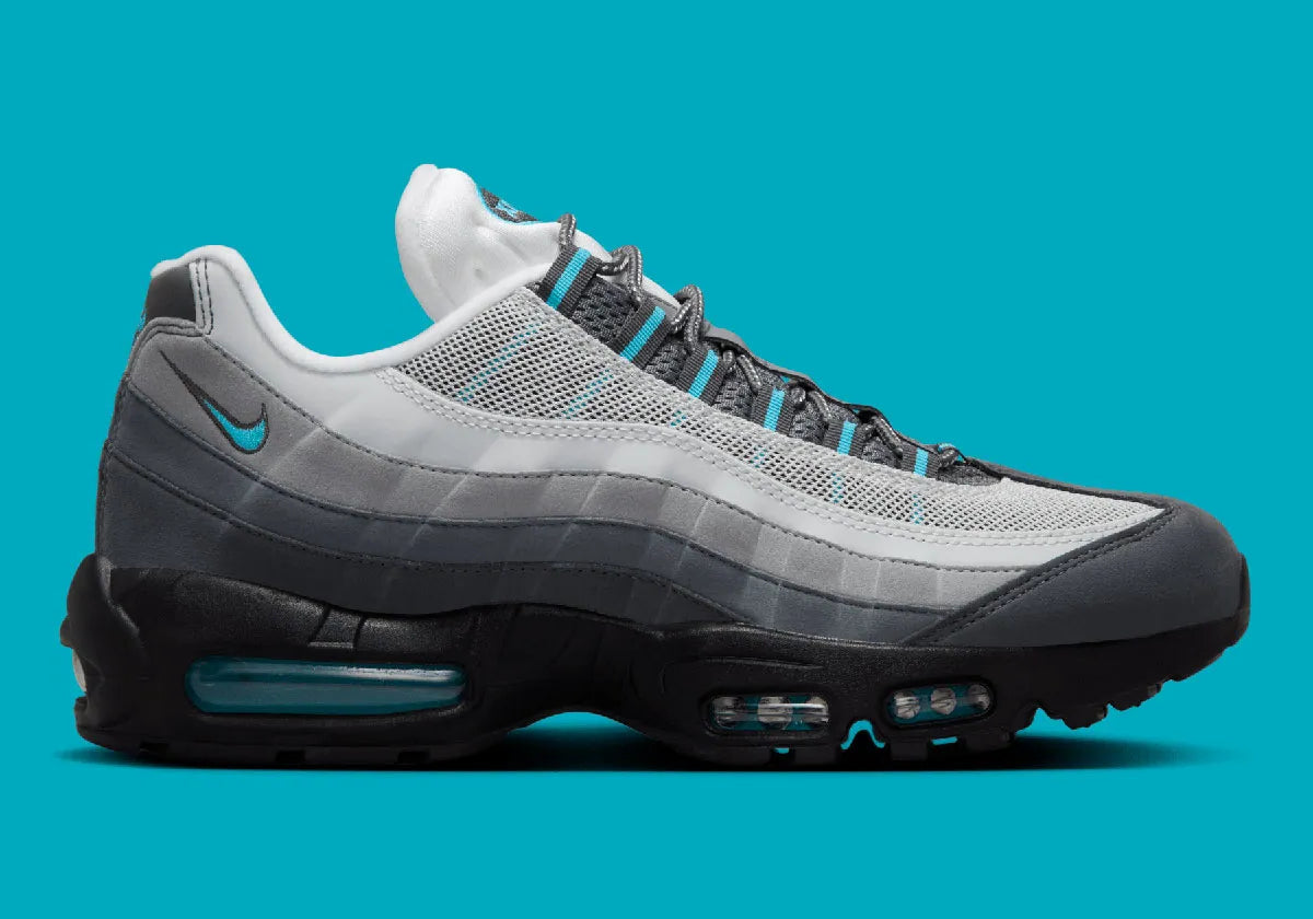 Nike Air Max 95 Baltic Blue, sneaker grise Iron Grey et Smoke Grey avec détails bleu Baltic et unités Nike Air visibles.