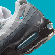 Nike Air Max 95 Baltic Blue, sneaker grise Iron Grey et Smoke Grey avec détails bleu Baltic et unités Nike Air visibles.