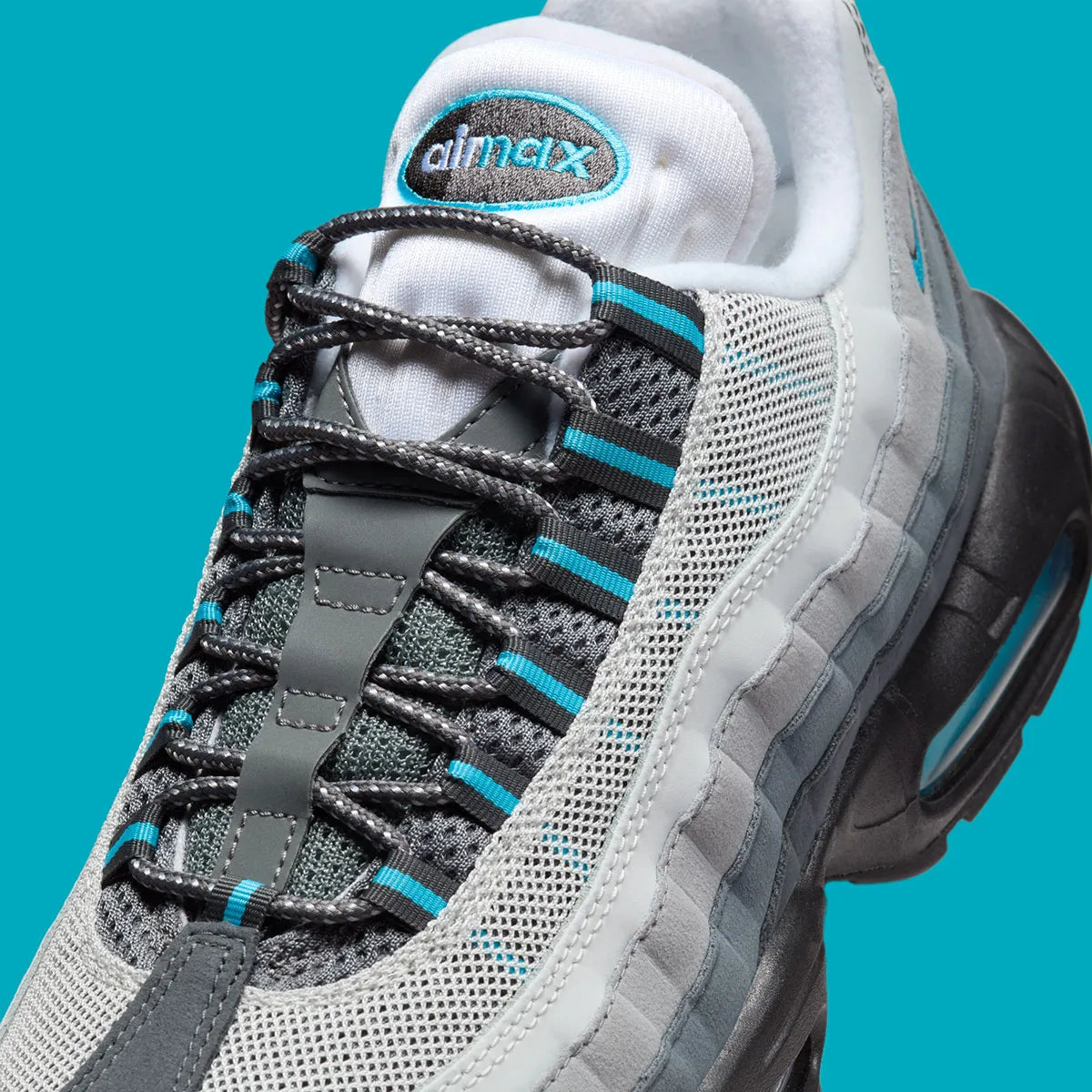 Nike Air Max 95 Baltic Blue, sneaker grise Iron Grey et Smoke Grey avec détails bleu Baltic et unités Nike Air visibles.
