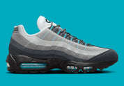 Nike Air Max 95 Baltic Blue, sneaker grise Iron Grey et Smoke Grey avec détails bleu Baltic et unités Nike Air visibles.