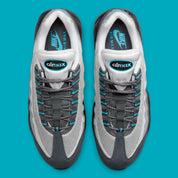Nike Air Max 95 Baltic Blue, sneaker grise Iron Grey et Smoke Grey avec détails bleu Baltic et unités Nike Air visibles.
