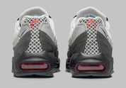 Nike Air Max 95 Fish Scales grise, noire et blanche avec motif écailles au talon, empiècements texturés et unités Air visibles.