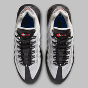 Nike Air Max 95 Fish Scales grise, noire et blanche avec motif écailles au talon, empiècements texturés et unités Air visibles.
